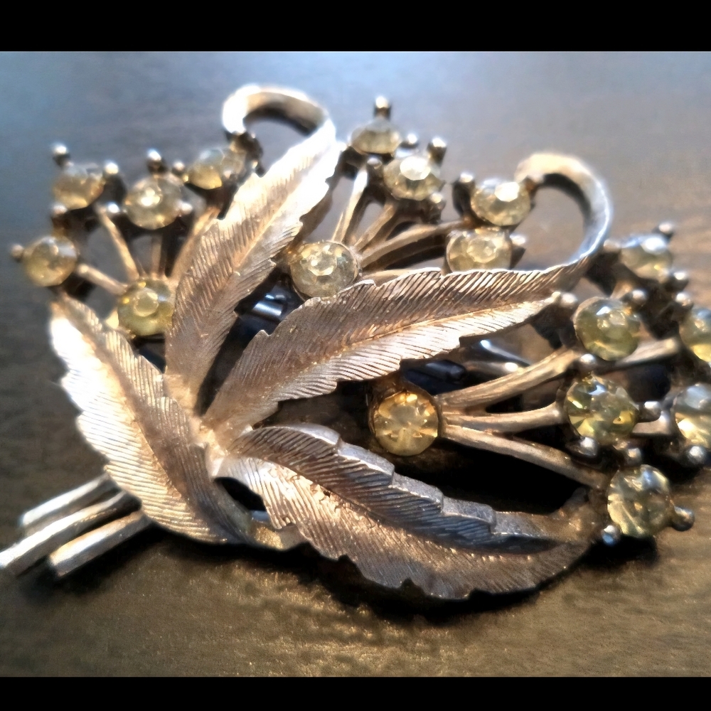 STUNNING VINTAGE ESTATE GREEN RHINESTONE FLOWER 1 7/8" BROOCH